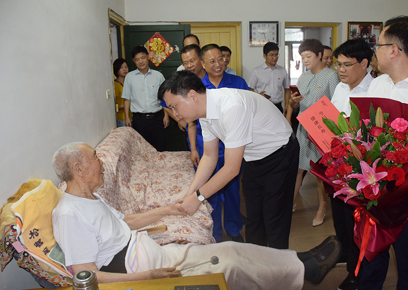 1593504502777696.jpg 市領(lǐng)導(dǎo)慰問.jpg