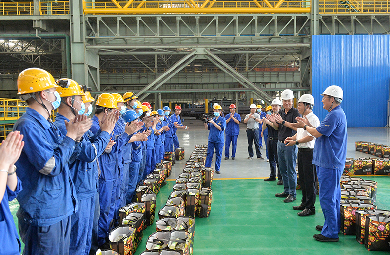 1629797107131518.jpg 2021.08.23省有色冶金工會為衡鋼高溫一線職工送清涼 (3).JPG